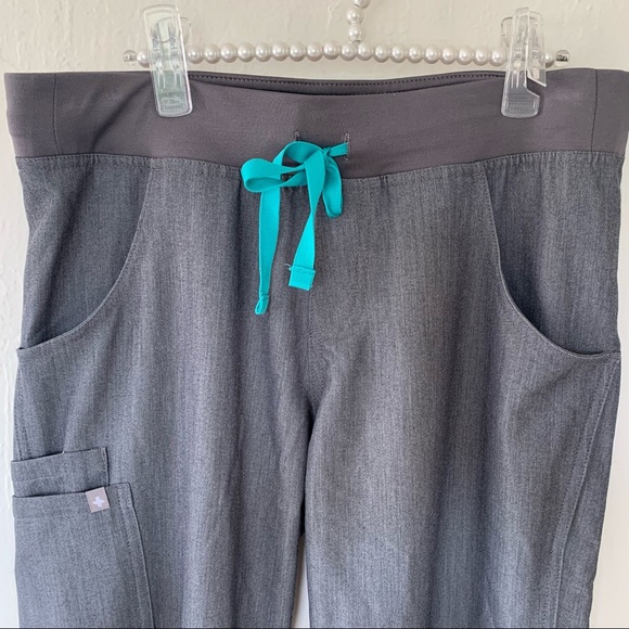 Figs Kade Cargo Scrub Pants - Picture 8 of 13